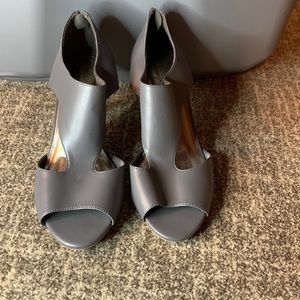Dexflex comfort heels with zipper back grey size 10